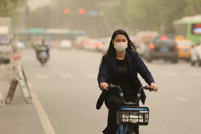 2023年4月20日，陕西西安，西安当日沙尘暴来袭，一大早漫天黄沙飞扬，百余米外能见度极低。&nbsp; 澎湃影像 图