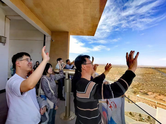 “十八少年”登上八步沙防火瞭望塔