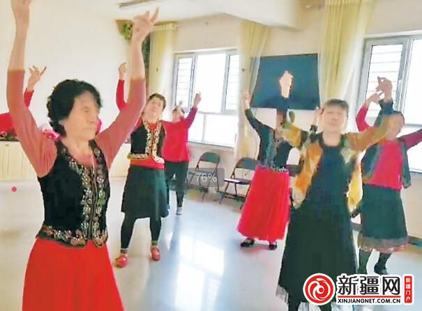 米东区佳和社区日间照料中心内，老人在跳舞。（全媒体记者梁淑芳摄）