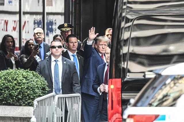 当地时间2023年4月14日，美国纽约，美国前总统特朗普离开特朗普大厦。视觉中国 图