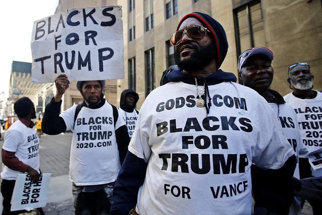 当地时间2023年4月4日，美国纽约，美国前总统特朗普的支持者在曼哈顿地区检察官办公室外抗议。视觉中国 资料图