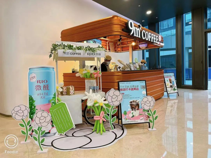 9平方的门店打开以后像一个开着的大号行李箱