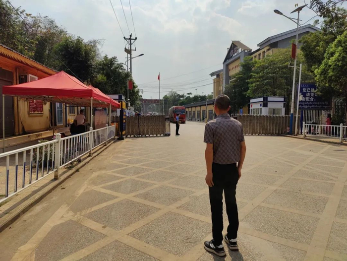 ▲4月7日下午，江西人沈望威在清水河口岸等待儿子归来。新京报记者 汪畅 摄