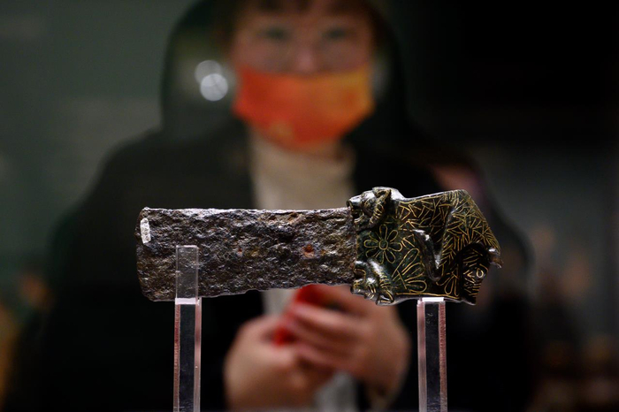 展览现场，一件青铜时代晚期的仪式用斧吸引民众驻足观看。　