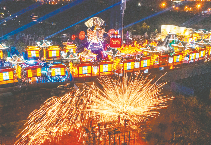     广旅·南宁之夜上演精彩绝伦的“铁花风火轮”。 （景区供图）