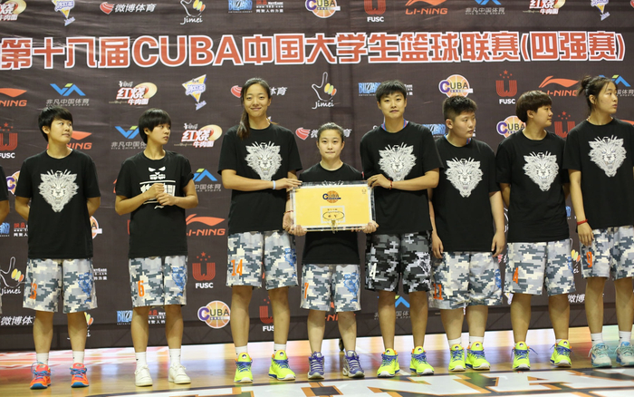 朱政敏（左四）感谢《灌篮高手》让她找到了打篮球的初衷。  受访者供图