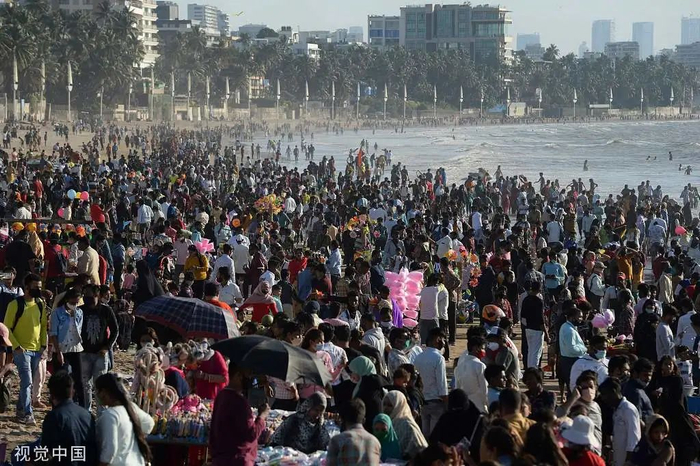 当地时间2022年1月9日，印度孟买，民众在海滩放松休闲。图源：视觉中国