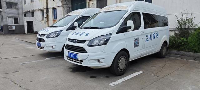 定制客运班线为8座商务车。澎湃新闻记者 罗振宇 图