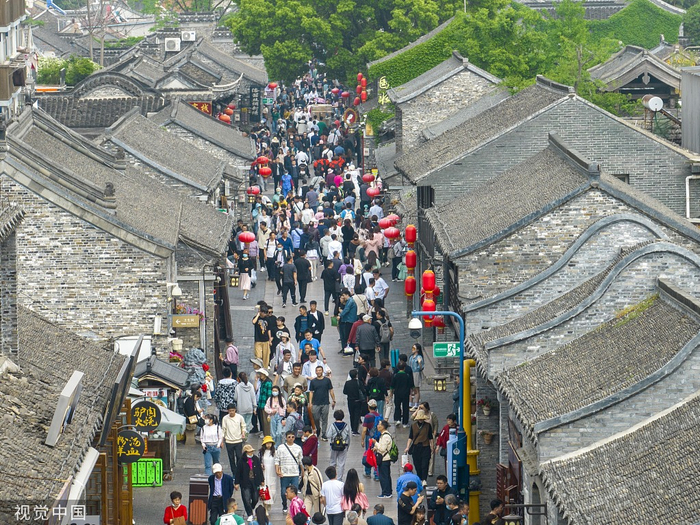 2023年4月19日，江苏扬州，游客在东关历史文化街区品尝风味小吃、选购非遗等地方特产。 本文图片均来自视觉中国