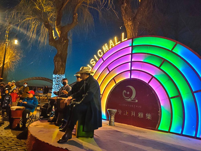 哈尔滨市道外区江月雅集商业街上的夜间文娱活动。新华社记者 朱悦 摄