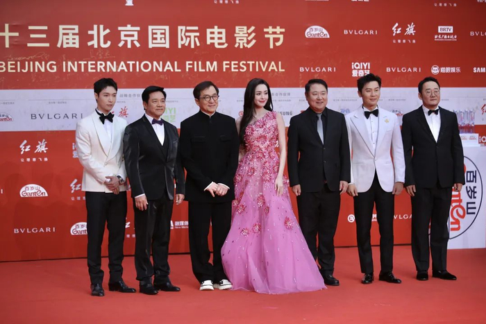 ▲张艺兴、唐季礼、成龙、古力娜扎、于冬、李晨等亮相第十三届北京国际电影节红毯。 新京报记者 郑新洽 摄