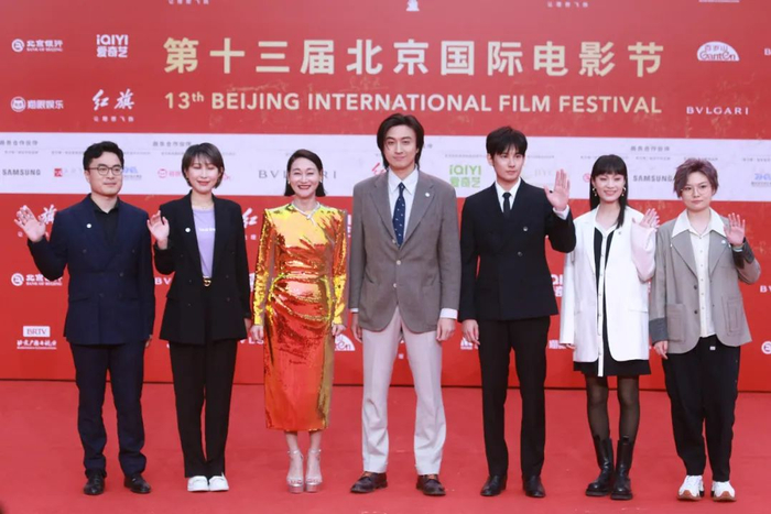 ▲《瞧一桥》剧组惠英红、宋新棋、胡先煦等亮相红毯。图源视觉中国