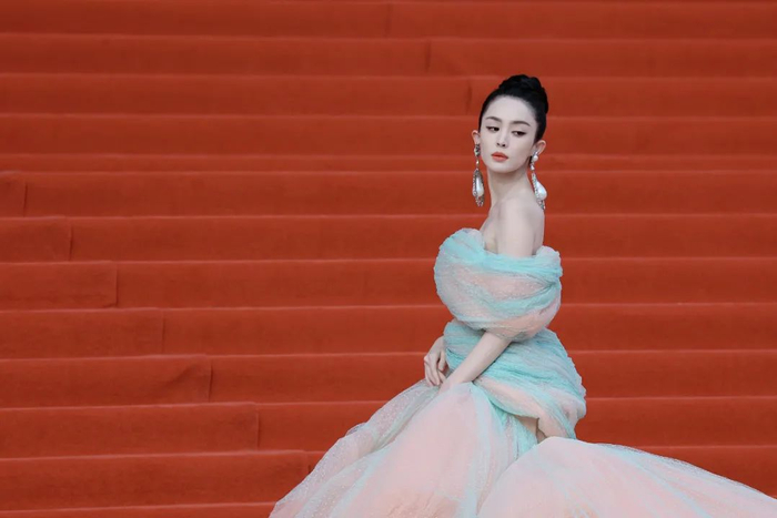 ▲娜扎身穿云雾纱裙礼服亮相。图源视觉中国