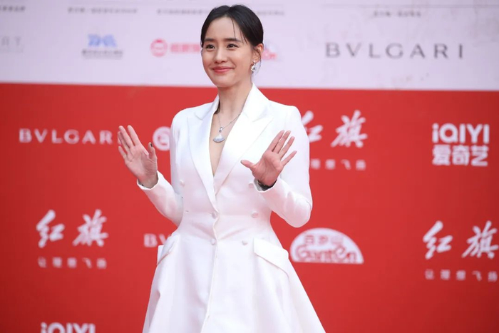 ▲王智作为“北京展映”国片推介人，身着白色西装裙礼服造型亮相红毯。图源视觉中国