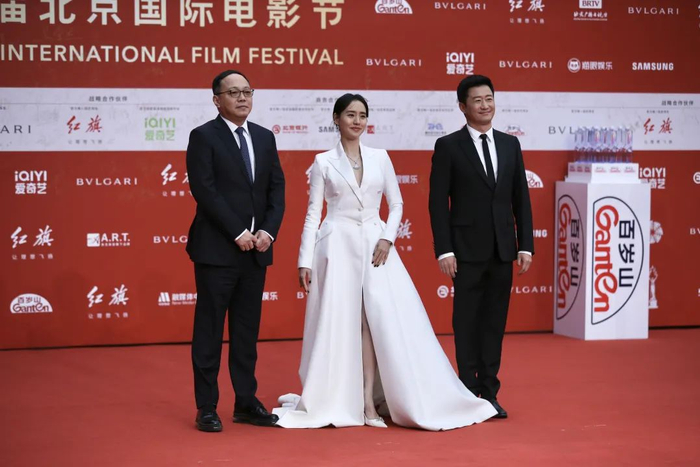 ▲《流浪地球2》剧组出品人傅若清，主演王智与吴京亮相第十三届北京国际电影节红毯。新京报记者 郑新洽 摄