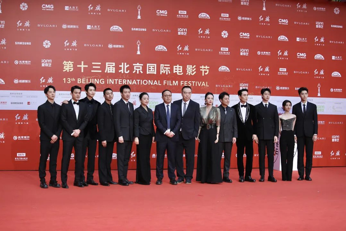 ▲《志愿军：雄兵出击》剧组亮相第十三届北京国际电影节红毯。新京报记者 郑新洽 摄