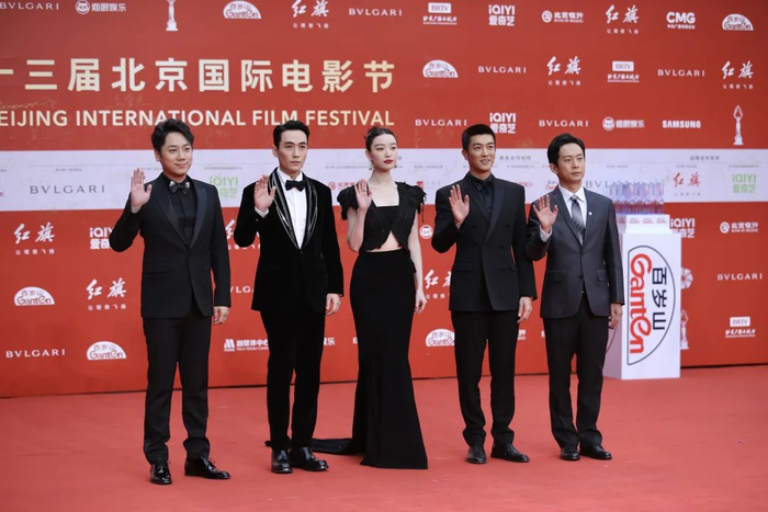 ▲导演崔睿，主演朱一龙、倪妮、杜江和制片人钱重远亮相第十三届北京国际电影节红毯。  新京报记者 郑新洽 摄
