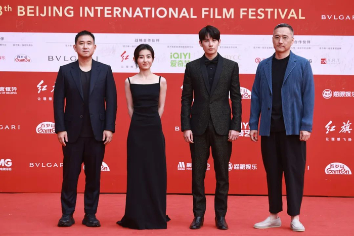 ▲张子枫（左二）与胡先煦（右二）亮相第十三届北京国际电影节红毯。图源视觉中国