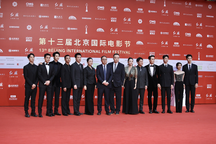 《志愿军：雄兵出击》剧组亮相第十三届北京国际电影节红毯。新京报记者 郑新洽 摄