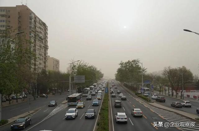 4月11日拍摄的北京市海淀区联想桥。当日，北京出现沙尘天气。新华社记者 任超 摄