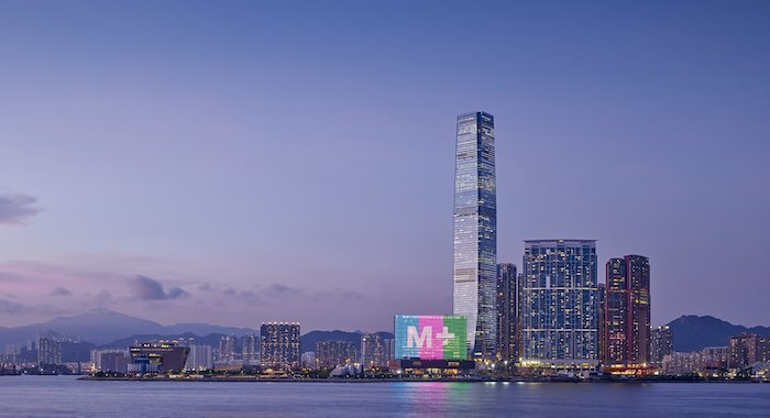 维港夜色下的M+博物馆LED墙面，图自M+博物馆官网