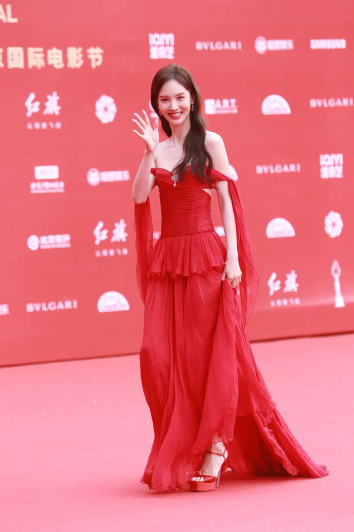 ▲金晨身穿红色露肩礼服亮相。图源视觉中国