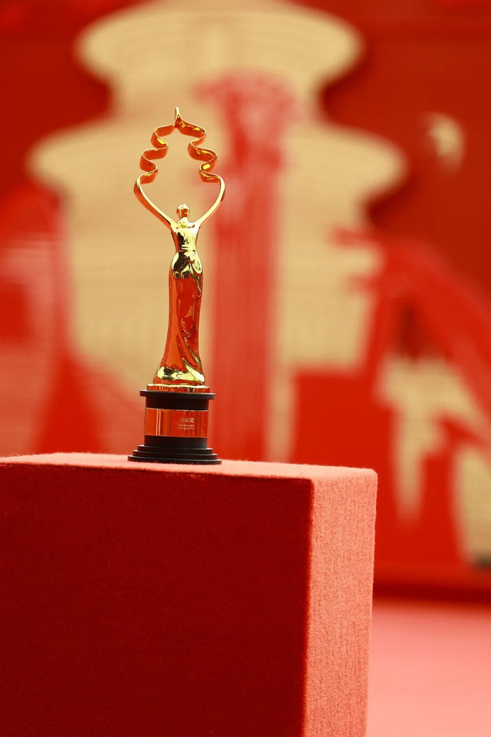 ▲第13届北京国际电影节奖杯展示。图源视觉中国