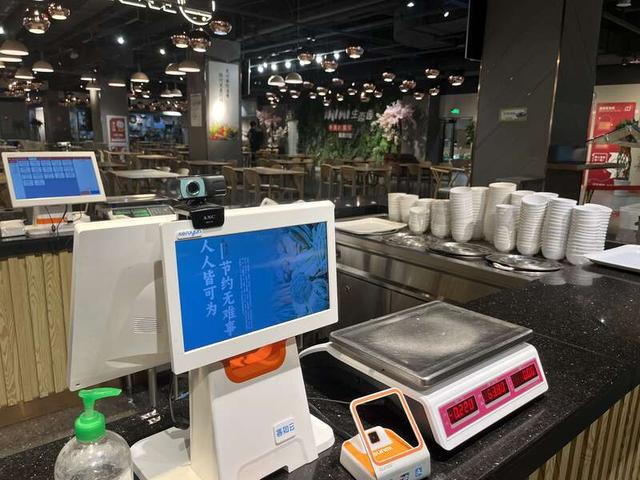 4月20日，中关村壹号“最美食堂”采用点餐称重计费的形式，减少餐饮浪费。中青报·中青网记者 张艺/摄