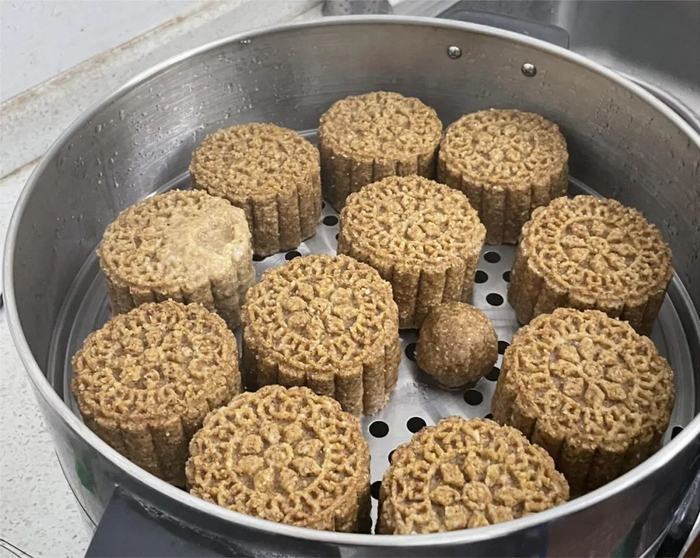 窝窝头用黄豆粉和其他植物配方蒸制而成，每天根据熊猫个体情况定量供应。/牧羊 摄