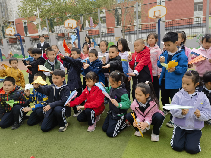 学生们准备放飞亲手折的纸飞机。新京报记者 杨菲菲 摄