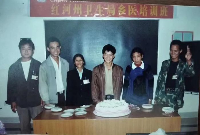  乡村医生培训班上，迪亚拉组织给当月生日的学生集体庆祝。受访者供图