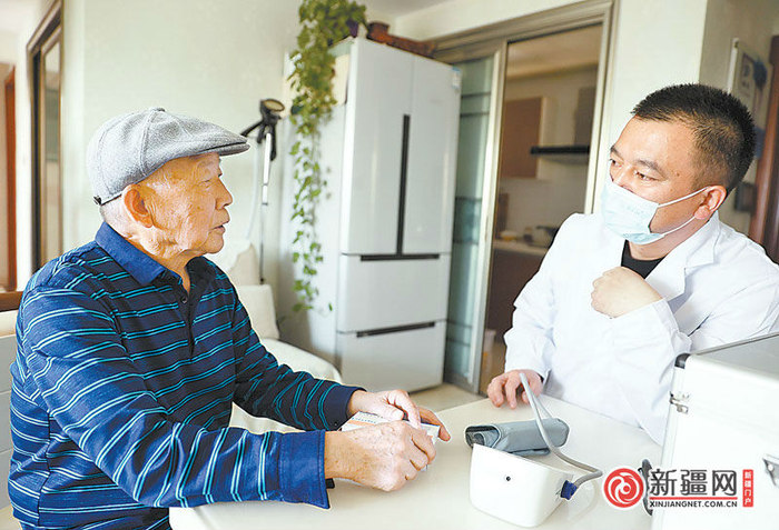 4月20日，东站北社区卫生服务站的家庭医生付常东来到75岁居民张召余家里进行慢病随访。（全媒体记者石磊摄）