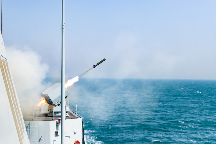 发射近程防空导弹 055大驱无锡舰 张枭 摄