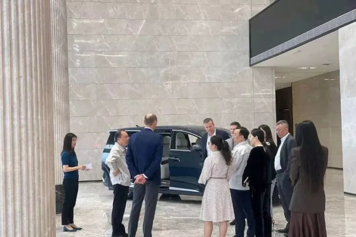 左2：廉玉波，左3：贝瑞德，左4高个：韩鸿铭，左7灰色工装：王传福。