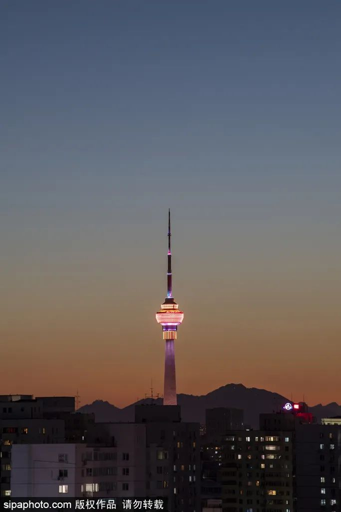 ▲夜晚的中央广播电视塔