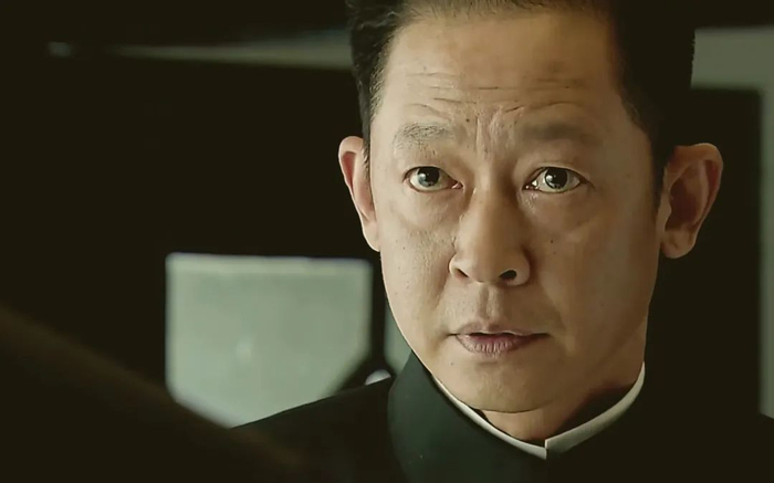 王志文饰演的“76号”特务头目丁默群。来源/电视剧《旗袍》截图
