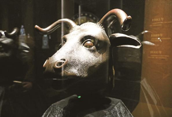             【牛首铜像】   十二生肖兽首铜像之一，一八六○年“火烧圆明园”后被掠夺并流失海外，后被中国保利集团公司购回   本版图片  图IC          