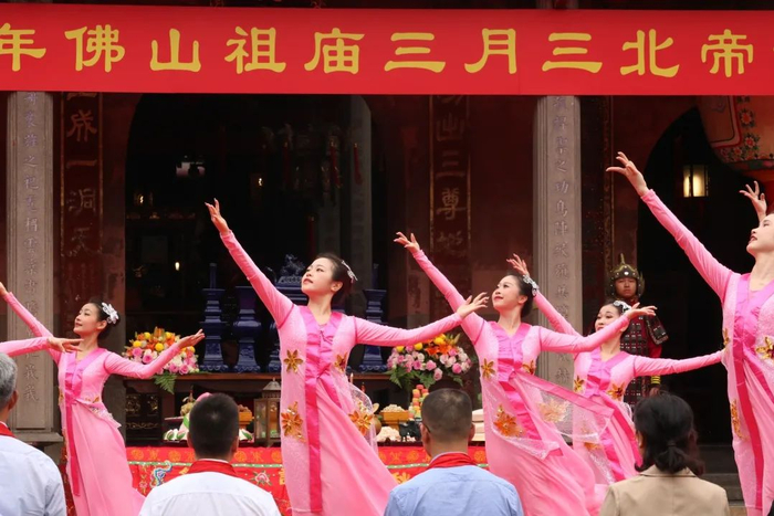 12位身穿粉色侍女服饰的舞者，翩翩而至。