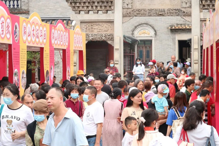 庆真楼前的非遗市集熙熙攘攘。