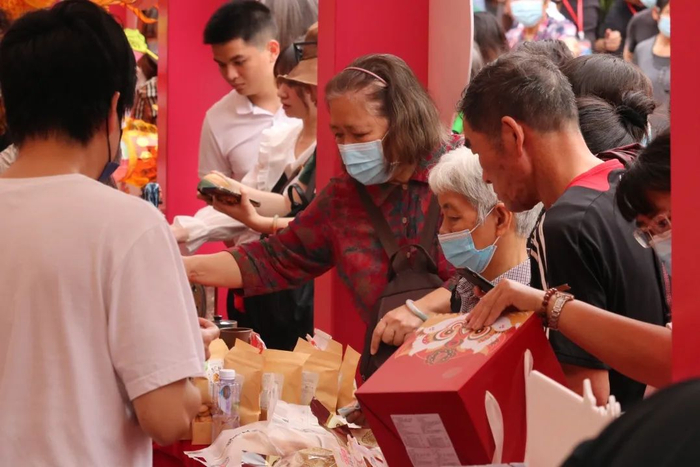 市民游客不仅可以赏非遗、学非遗，更能把心仪的非遗文创带回家。