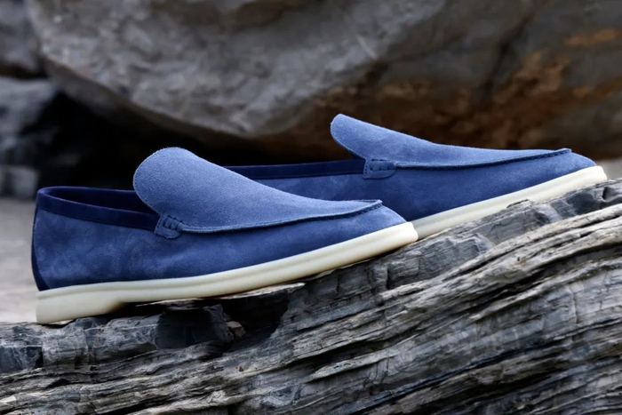 深浅不一的蓝色有格调又耐看，鞋后跟的小logo和山毛榉刺绣相映成趣。搭配标志性的白底，分分钟凸显儒雅绅士气质，价格同样是8700元。