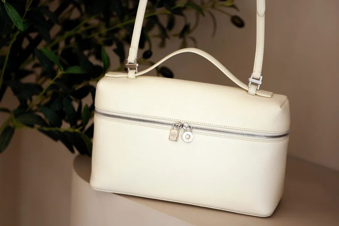 嫩白色清新优雅，关键还特别百搭，还可以直接当手拿包，有了这一只就能解锁一包多用。