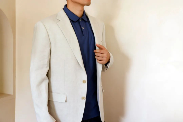 翻盖口袋和胸前口袋也蛮人性化的，经典的平驳领+三颗扣设计，百搭又有型。价格32200元，休闲商务两相宜，感觉男士穿这样一件浅色的优质亚麻西装，不仅赏心悦目，自己也舒适自在，真心特别加分。