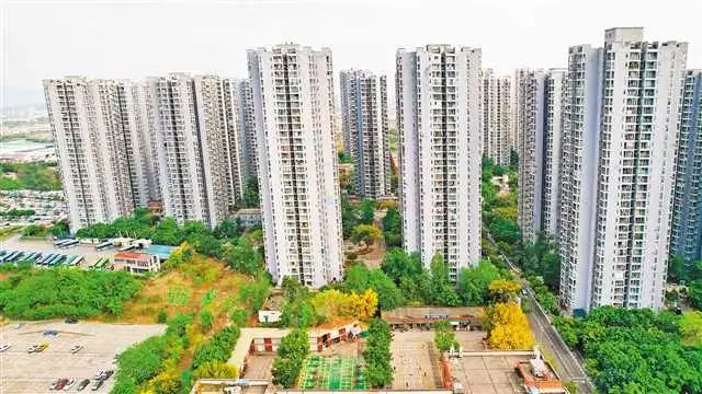 4月20日，两江新区惠民支路，惠民大厦综合市场已规划好摊位，为民心佳园夜市迁入做好准备。记者 刘旖旎 摄\视觉重庆