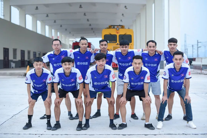 佟金宇（上排右一）与同事们组成的球队。图片由佟金宇提供