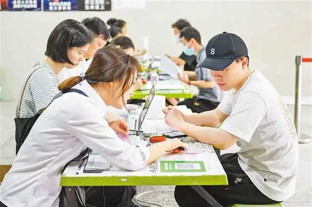 4月20日，两江新区惠民大厦一楼，居民来到惠民大厦综合市场咨询和登记。记者 刘旖旎 摄\视觉重庆