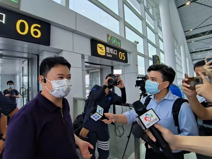 2022年，汪文杰以商会会长身份回鄂州，支持机场航线开通（来源网络）