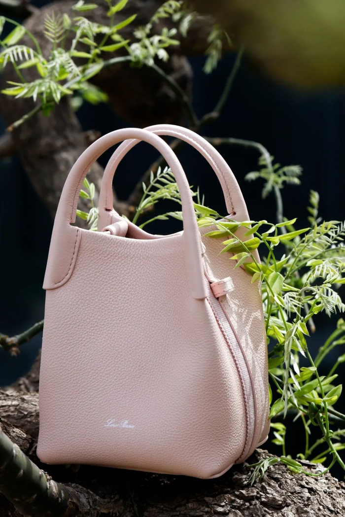 这样甜而不腻的嫩粉色实在让人按捺不住，价格20500，特别想收入囊中。