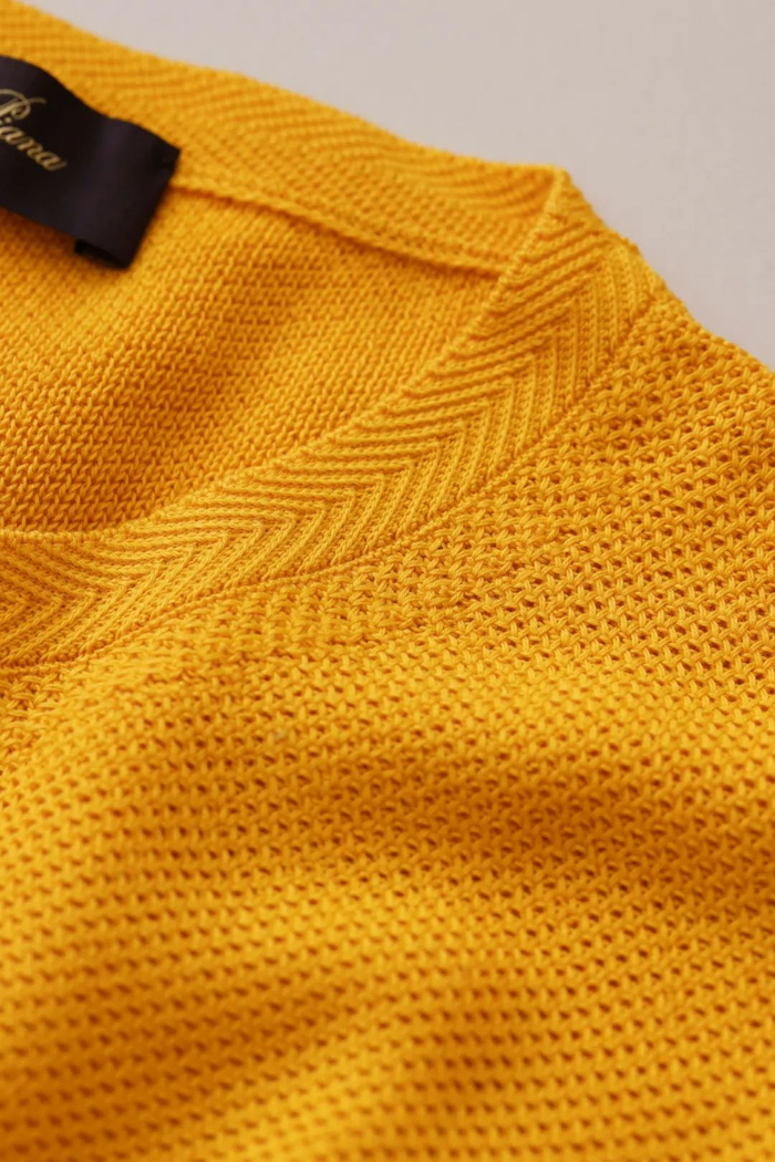  这种明丽的颜色，不管单穿还是叠搭在外套里面都会很出彩，价格6800元。