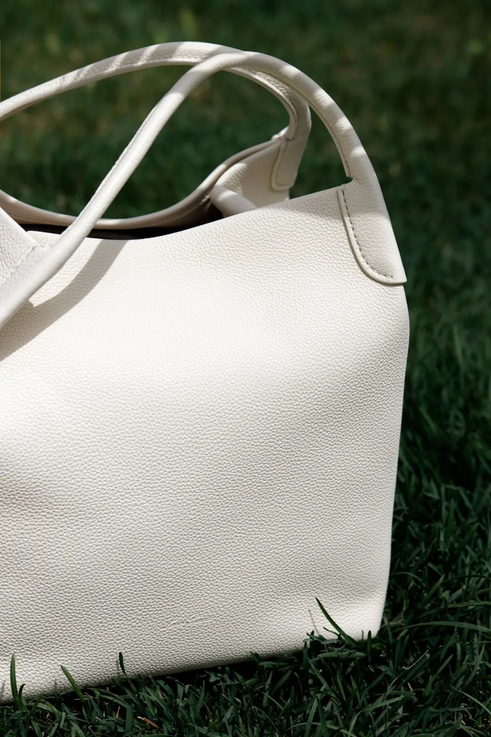 大号款尺寸有28×36厘米，足以轻松容纳你的各种随身之物，甚至ipad和小尺寸的笔记本电脑都能装下，短途旅行装点鞋子衣服也无压力。价格33200，追求高颜值大包的职场女性很适合入手~